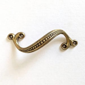 Maniglia per cassetto antica in ottone lavorato a mano, stile Art Nouveau, con decorazioni a serpentina e perline. Accessorio per mobili.