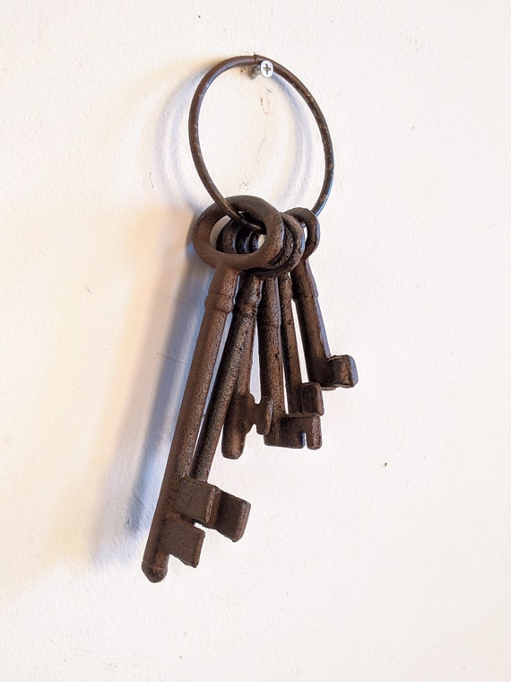 Iron Skeleton Key Set on Ring Fake Jailer Keys Halloween Prop Old House  Decor -  Hong Kong