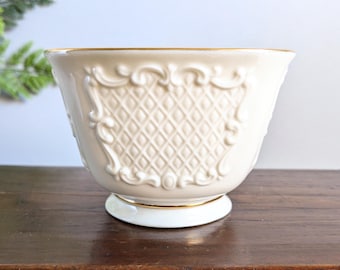 Cuenco Lenox Canterbury con base pequeña de porcelana dorada blanca y elegante con forma de flor de nuez y caramelo