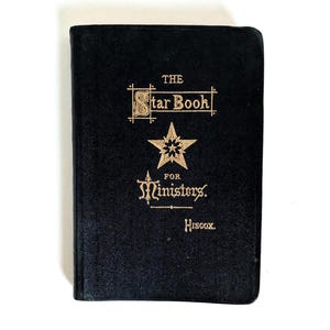 Puede incluir: Taza de cerámica blanca con asa negra y el texto "But First, Coffee" en estilo manuscrito. La taza probablemente tiene entre 310 y 425 ml y es adecuada para bebidas calientes.