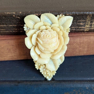 Vintage Art Deco Carved Yellow Flower Celluloid Dress Clips Pair Hair Clip Vintage Art Deco Carved Yellow Flower Plastic Celluloid  main image 3
