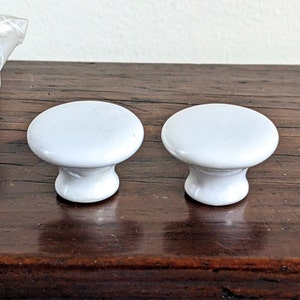 Vita porslinsknoppar, set om två, Japan NOS, nya, gamla, original, par, 3,8 cm i diameter