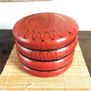 Japanse Stapelen Voedseldoos Ronde Jubako Bento 3 Tier Zwarte Lijn Golfmaaspatroon Rood Lakwerk Opslag Decor
