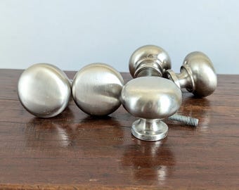 Tirador redondo de níquel cepillado ONE Tirador de armario moderno de plata satinada con forma de hongo con tornillos de 1,25 pulgadas