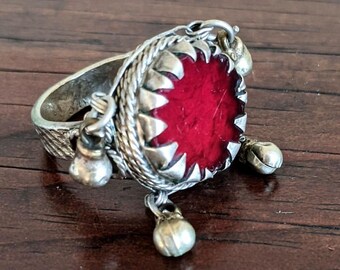 Bague bédouine, argent, verre rouge, bague faite main, bijoux yéménites nomades yéménites avec cloches Fatkhah taille 9
