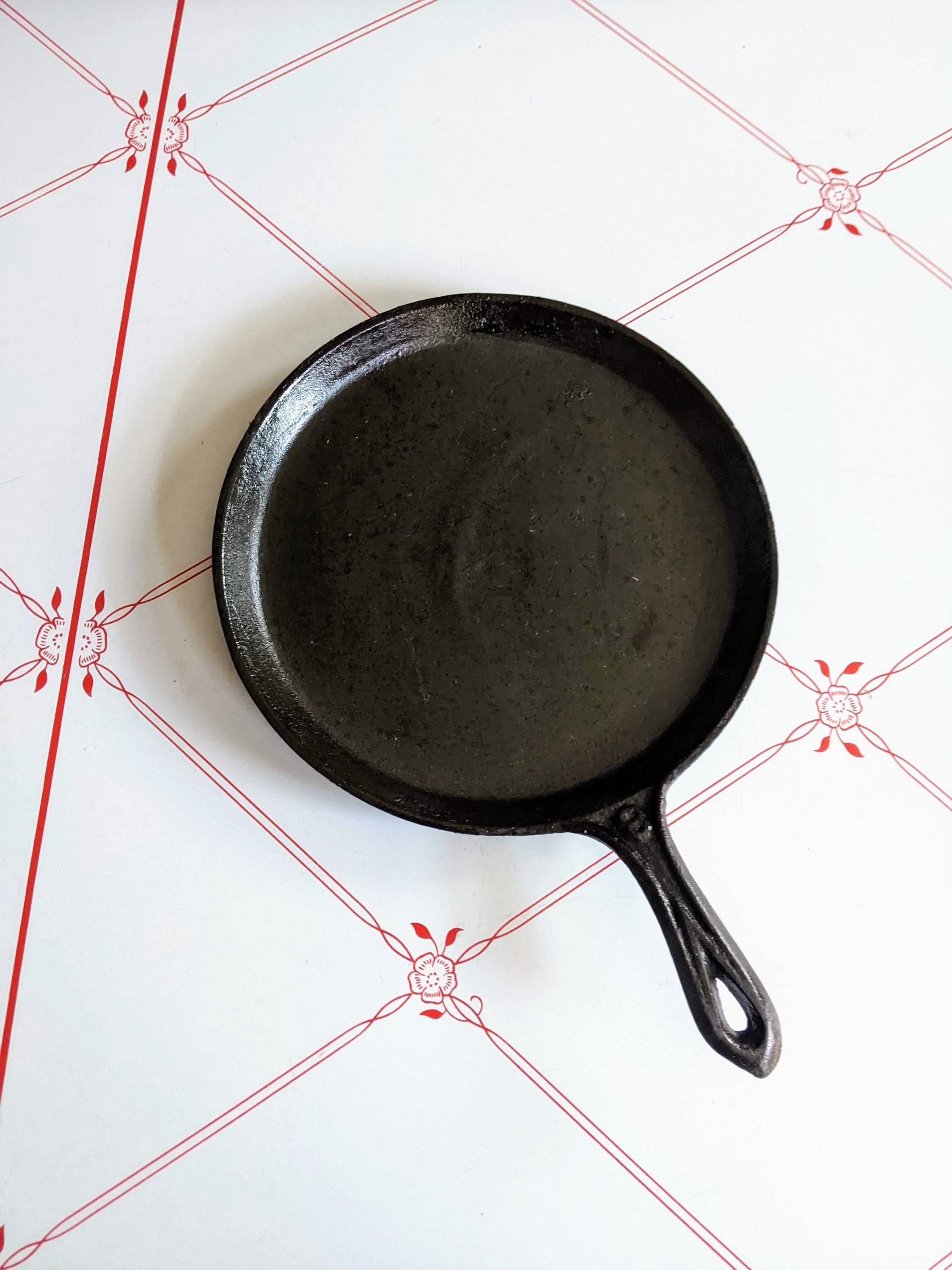 Antique Cast Iron Flat No. 8 Griddle Skillet Pan, 10.5”