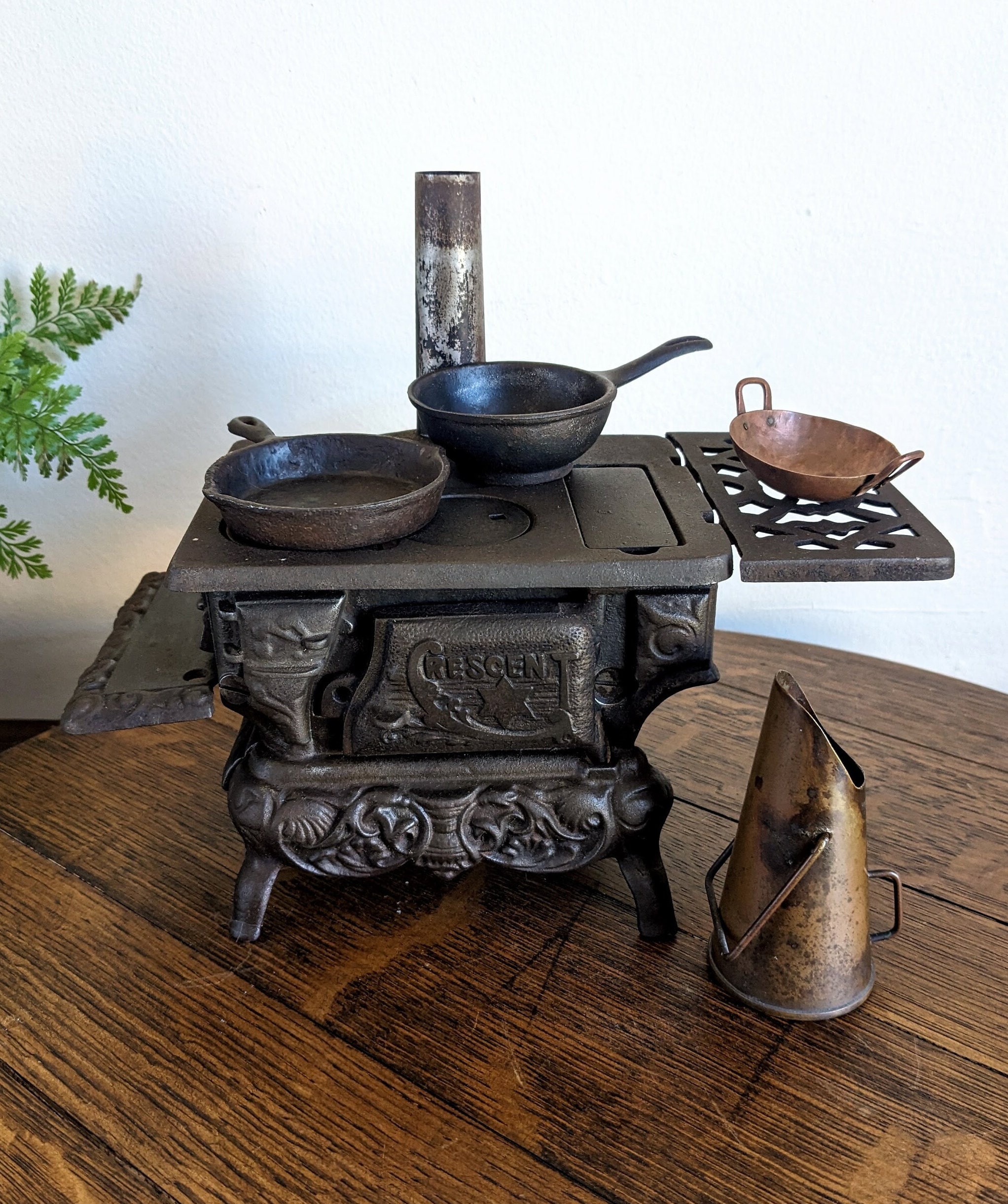 American Antique Miniature Cast Iron Stove W/ Pots & Pans #4832