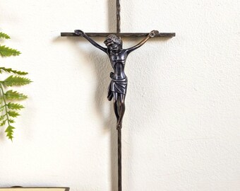 Crucifijo de pared de latón, estilo minimalista alemán gótico de mediados de siglo, metal cobre plata 10 pulgadas