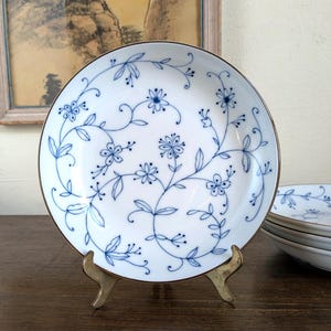 Juego de 4 platos de cerámica japonesa azul y blanca, Mino Ware Line Arabesque, 16,5 cm (6,5 pulgadas), dibujo botánico lineal.