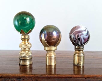 Ponteira de lâmpada de latão, bola de vidro verde-roxo iridescente, pavão, mármore espiralado com garras, rosqueador de tubos, furo grande