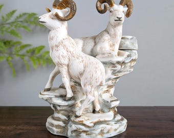 Decanter in porcellana con animali selvatici, tema sci, pecora di Dall, arieti scapoli, statuetta della serie Grand Slam del 1980, whisky, cabina, lodge, articoli da bar.