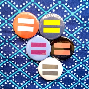 Badges avec symbole d'égalité. Jeu de goupilles pressées à la main de 1 po. ou 1,5 po. Épinglette pour l'égalité des droits LGBTQIA et justice sociale. Ou créez un ensemble de produits pour votre boutique.