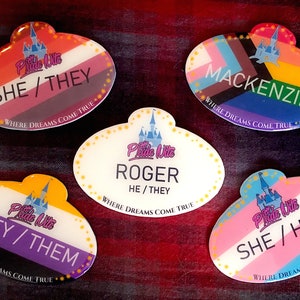 Etiqueta de nombre con pronombres personalizados. Pin o imán de parque temático inspirado en un miembro del elenco. Accesorio de regalo para la Noche del Orgullo LGBTQ queer para CM o fan.