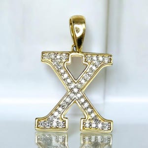 Colgante con letra X de diamante redondo natural en oro amarillo de 10 quilates