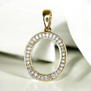 Colgante con letra O de diamante redondo natural en oro amarillo de 10 quilates