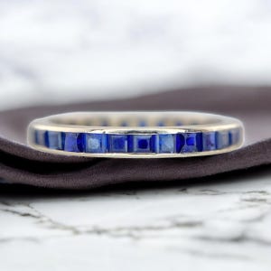 Art Deco 14k Weißgold Blauer Saphir Eternity Bandring Größe 7,25