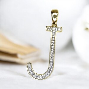 Colgante con letra J de diamante redondo natural en oro amarillo de 10 quilates