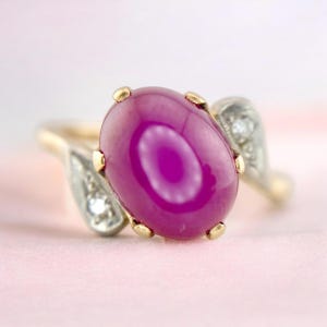 Pierścionek z 10-karatowego żółtego złota w stylu art déco z naturalnym czerwonym rubinem i diamentami w kształcie gwiazdy