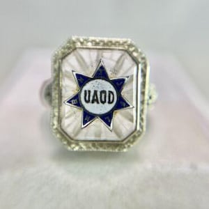 Anillo de cóctel Art Deco vintage de oro blanco de 14 k con cuarzo tallado y filigrana fraternal