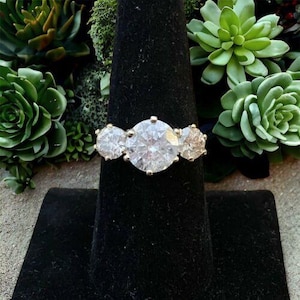 Vintage 14k Yellow Gold Natural Round Diamond Three Stone Engagement Ring
