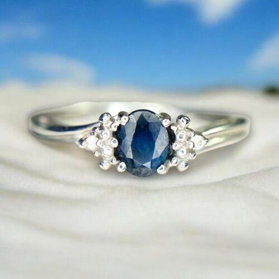 Anillo Malika De Zafiro Azul Y Diamantes Naturales En Oro De 18K