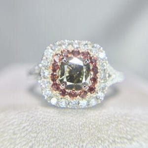 18K ホワイト ゴールド ナチュラル ファンシー カラー クッション シェイプ GIA 認定ダイヤモンド リング