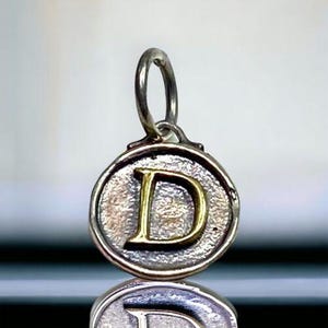 Colgante pequeño con dije de letra D texturizada de diseñador en plata de ley