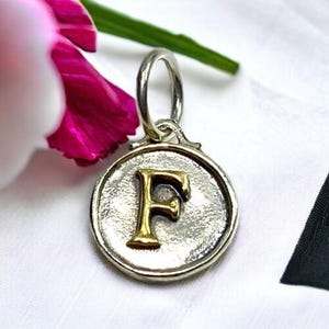 Colgante pequeño con dije de letra F texturizada de diseñador en plata de ley