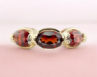 Anillo vintage de oro amarillo de 14k con tres piedras ovaladas de granate rodolita.