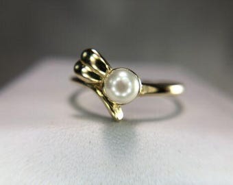 Anillo vintage de oro amarillo de 10 k con perla blanca cultivada redonda y pequeño by-pass