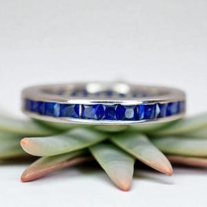 Nachlass Platin Natürliche Quadrat Schnitt Blau Saphir Channel Set Eternity Bandring