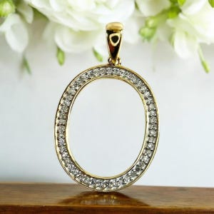 Colgante con letra O de diamante redondo natural en oro amarillo de 10 quilates
