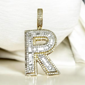 Colgante con letra R de diamante natural de talla baguette redondo en oro amarillo de 10 k