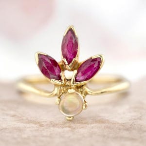 Vintage 14k geelgouden ring met robijn en opaal bloemencluster Marquise Ruby
