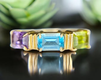 Anillo vintage de oro amarillo de 14 k con tres piedras de peridoto, topacio azul y amatista