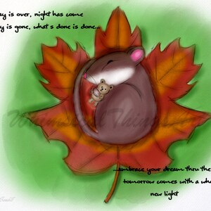 Pode incluir: Uma ilustração digital de um pequeno rato cinza dormindo em uma grande folha de bordo laranja e vermelha. O rato está segurando um pequeno urso de pelúcia. O texto "day is over, night has come today is gone, what's done is done... embrace your dream thru the night tomorrow comes with a whole new light" está escrito na imagem.