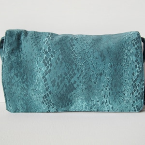 Bolsa de ombro em tecido python azul, fecho de carteira, bolsas feitas à mão, bolsa elegante em tecido azul, ideia de presente para ela