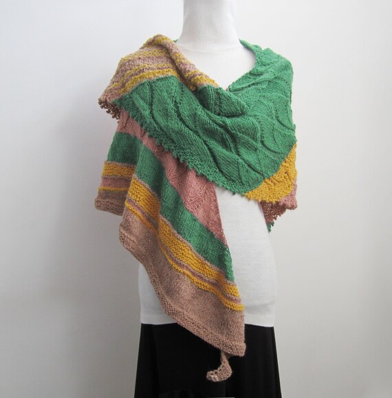 Scialle a maglia triangolare fatto a mano in alpaca e lana