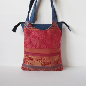 Blaue Stofftasche mit mehrfarbigen roten Taschen, handgefertigt, elegante Handtasche, Geschenkidee für einen Freund, Außentaschen, mehrfarbig