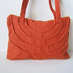 Orangerote Stofftasche mit halbkreisförmigen Spiegelnähten, handgemachte orange Stofftaschen, Geschenkidee für Sie, Einzelstück