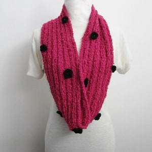 Écharpe en laine mélangée à anneaux fuchsia avec fleurs au crochet noir, tricot fait main, cache-cou en tricot, accessoire pour femme image 1