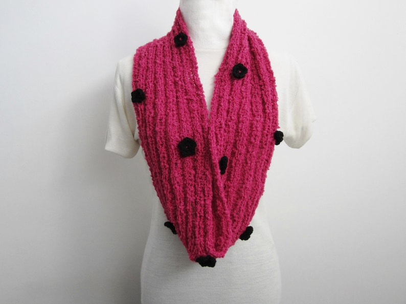 Écharpe en laine mélangée à anneaux fuchsia avec fleurs au crochet noir, tricot fait main, cache-cou en tricot, accessoire pour femme image 1