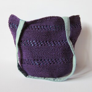 Offene Tasche aus lila gestrickter Baumwolle und blau gestreifter Stoff-Clutch-Tasche, lila Baumwoll-Stricktasche, handgefertigte, lila Stricktasche