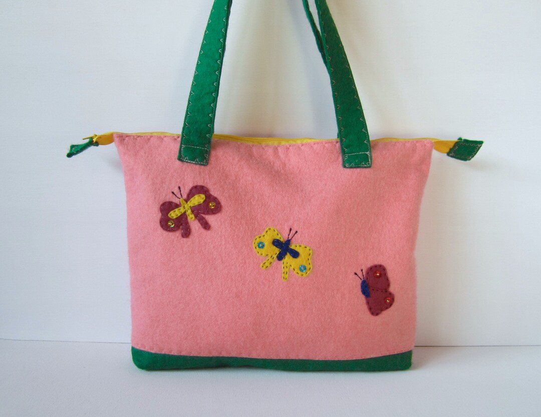 Rosa und grüne Filztasche mit Schmetterlingen bestickt mit