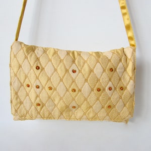 Umhängetasche aus gelbgoldenem Rautenstoff mit Pailletten, handbestickter Schultergurt, elegante bestickte Tasche aus handgefertigtem Stoff