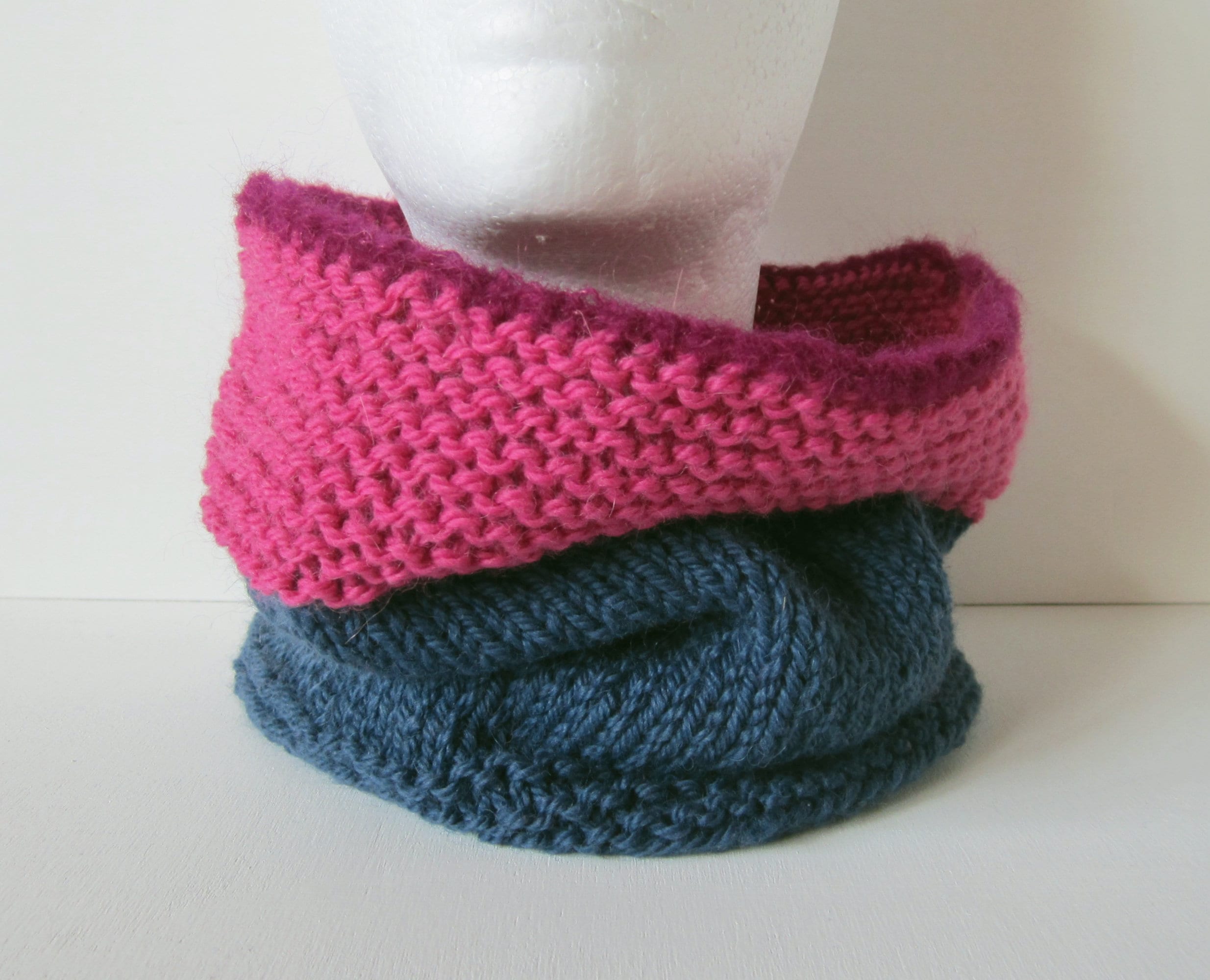 Scalda collo artigianale in lana e alpaca a maglia blu, lavorato a