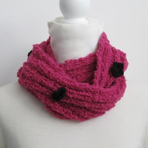 Écharpe en laine mélangée à anneaux fuchsia avec fleurs au crochet noir, tricot fait main, cache-cou en tricot, accessoire pour femme image 2