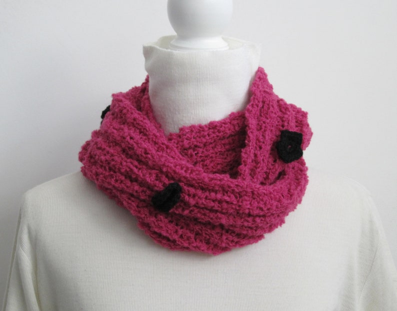 Écharpe en laine mélangée à anneaux fuchsia avec fleurs au crochet noir, tricot fait main, cache-cou en tricot, accessoire pour femme image 2