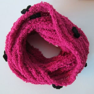 Écharpe en laine mélangée à anneaux fuchsia avec fleurs au crochet noir, tricot fait main, cache-cou en tricot, accessoire pour femme image 3