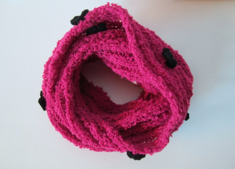 Écharpe en laine mélangée à anneaux fuchsia avec fleurs au crochet noir, tricot fait main, cache-cou en tricot, accessoire pour femme image 3